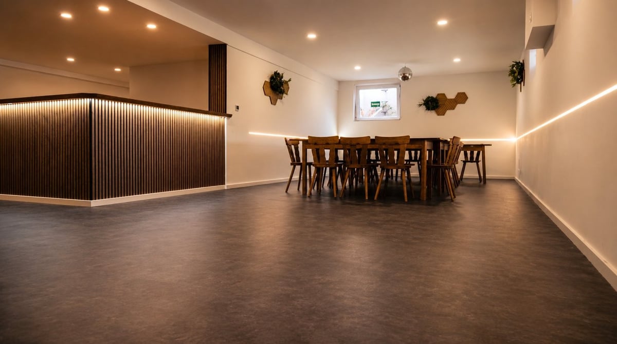 Partyraum mit Holztheke und langem Tisch