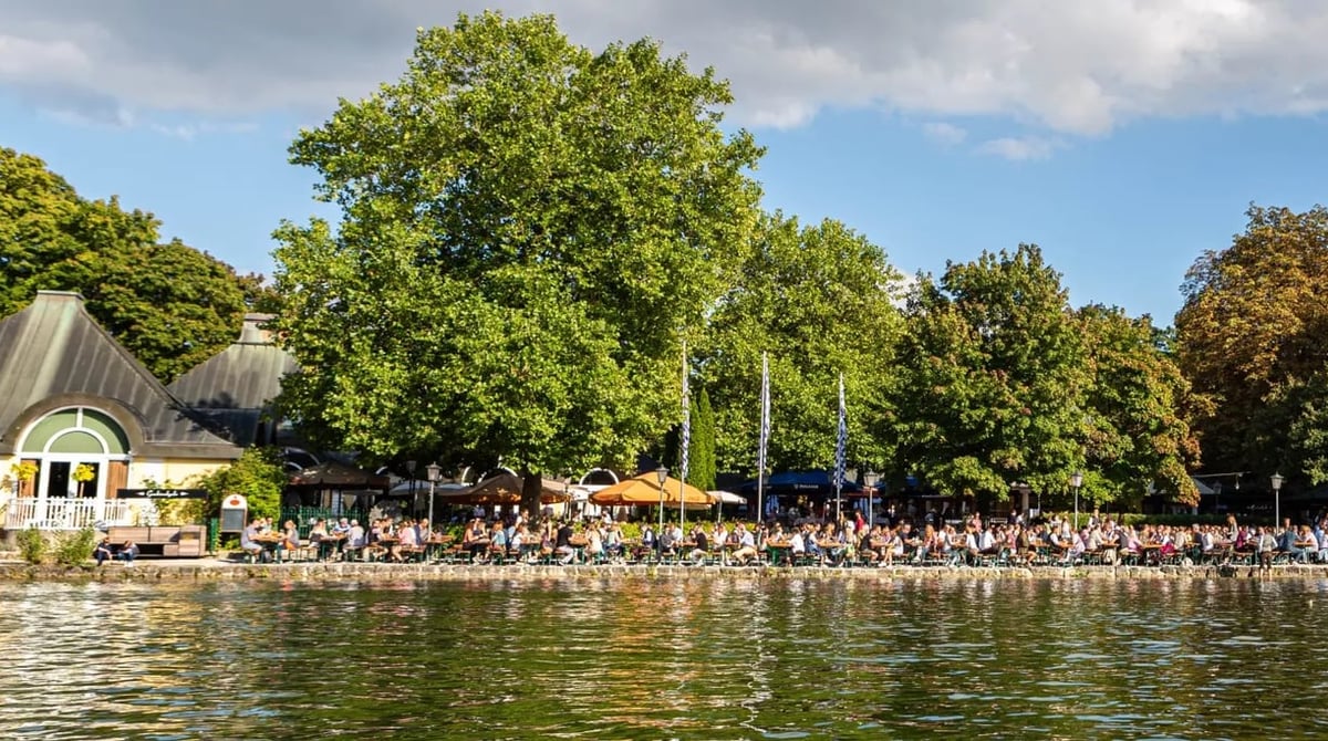 Das Seehaus am Ufer des Kleinhesseloher Sees im Englischen Garten, davor die Terrassen