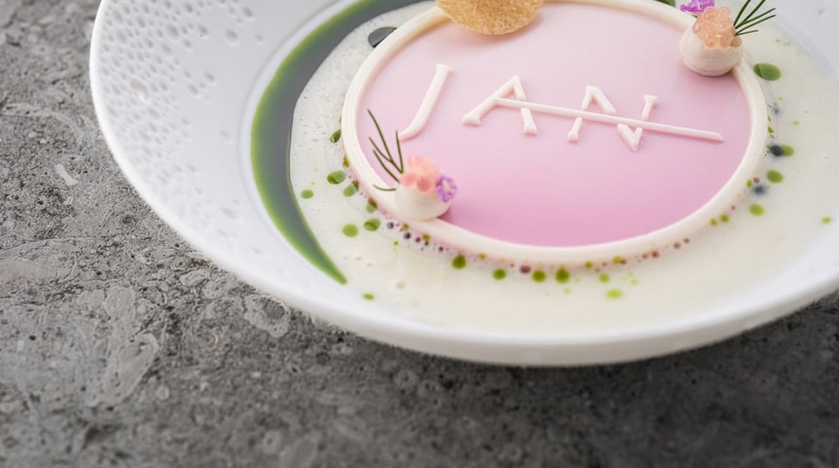 Rosa Dessert mit JAN-Schriftzug in einer Schale mit grünen Tupfern