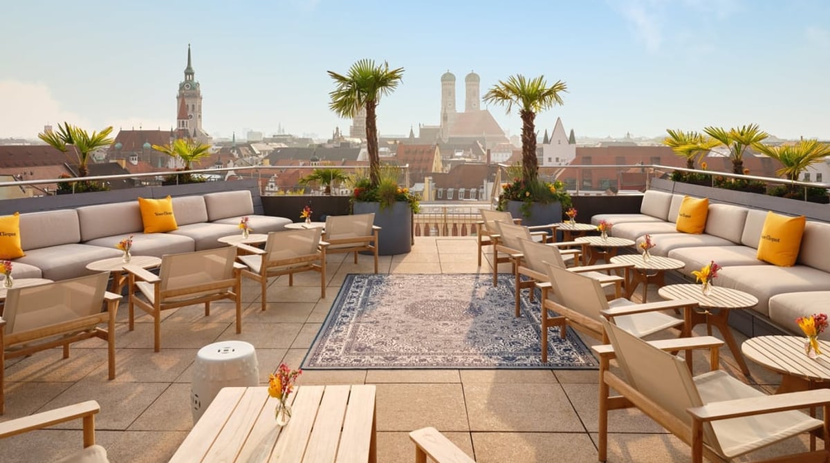 Dachterrasse des Munich Sushi Club im Mandarin Oriental mit Blick auf die Frauenkirche