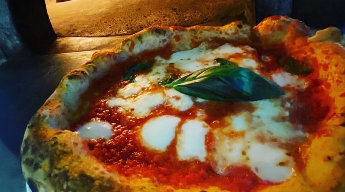 Pizza Margherita mit Büffelmozzarella und Basilikum vor dem Holzofen des 60 Secondi in München-Schwabing