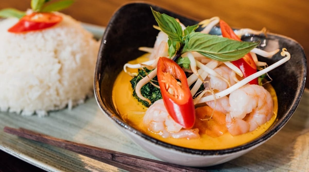 Thai-Curry mit Garnelen und Reis, serviert bei Kaimug in den Stachus Passagen