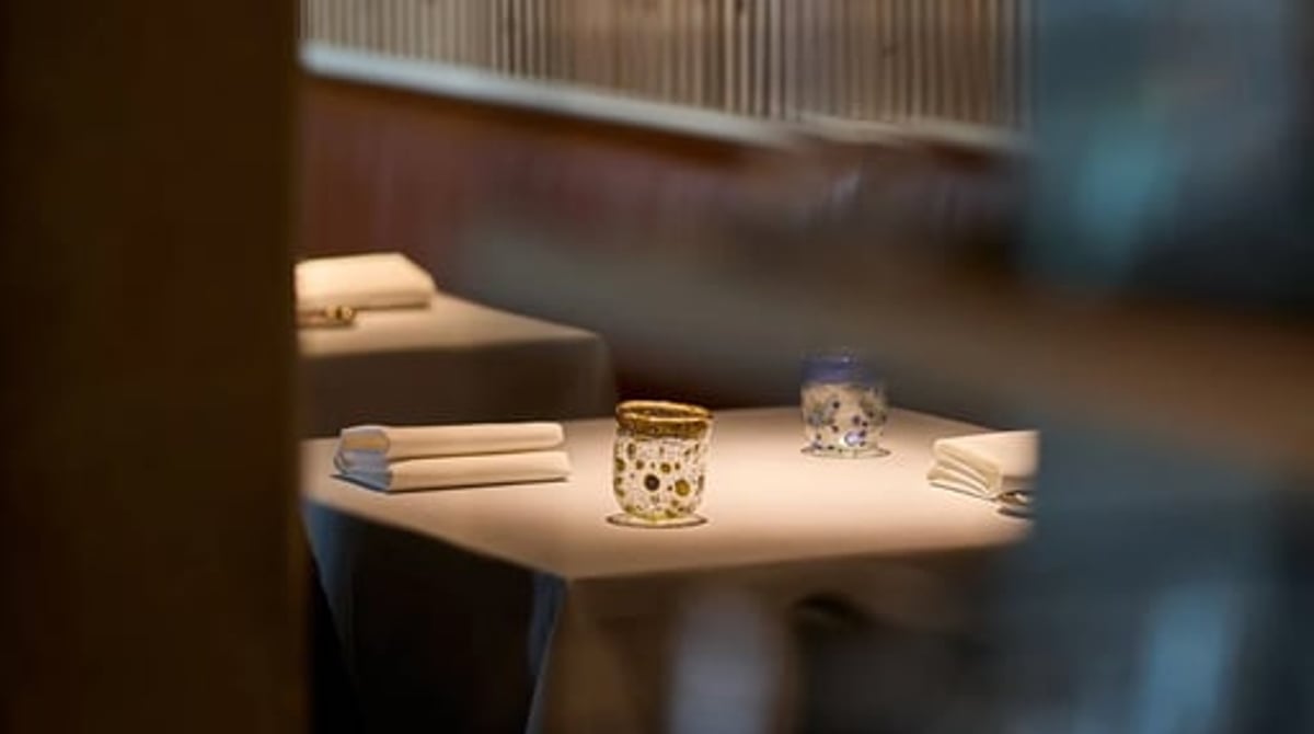 Blick in den Gastraum des Sparkling Bistro mit gedeckten Tischen