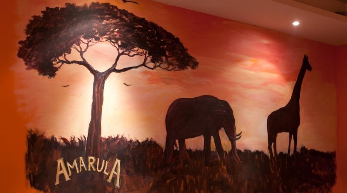 Wandbild mit Akazie, Elefant und Giraffe im Savanna Grill