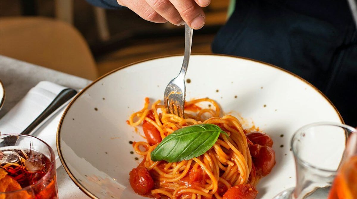 Spaghetti mit Tomatensauce und Basilikum im Il Ristorante von Eataly