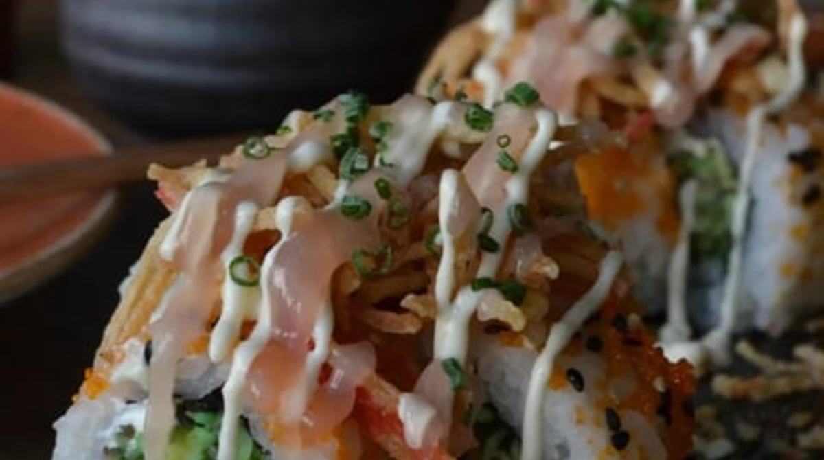 Sushi-Roll mit Surimi, Frischkäse, Tobiko und knusprigem Topping