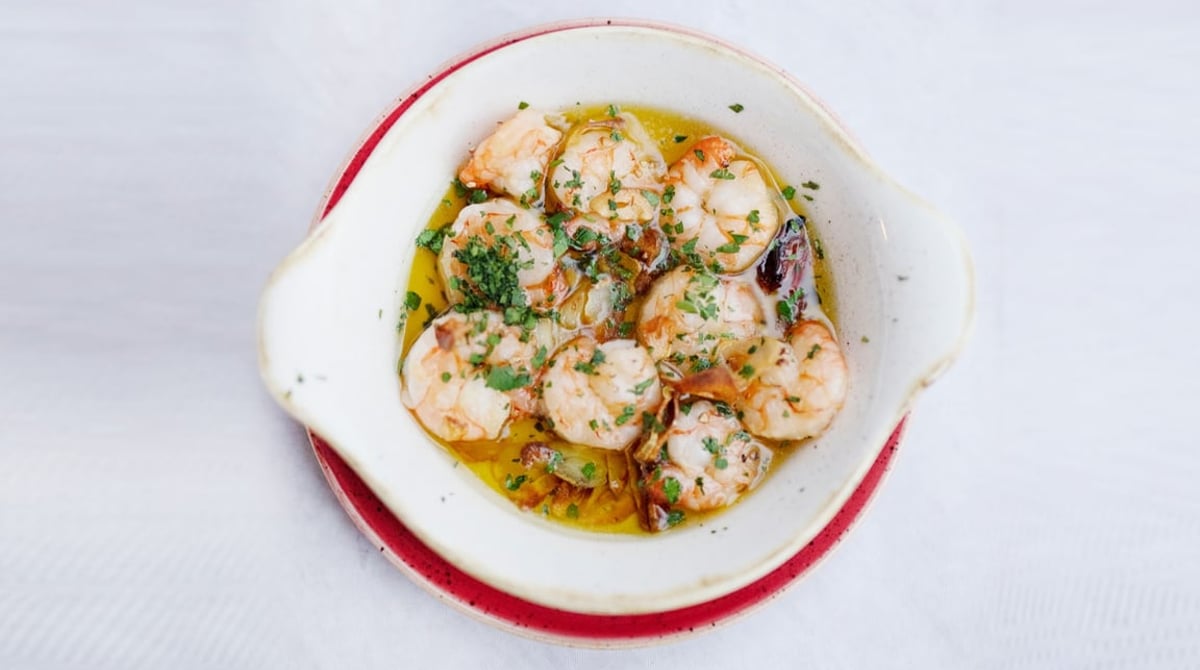 Gambas al ajillo in einer weißen Schale