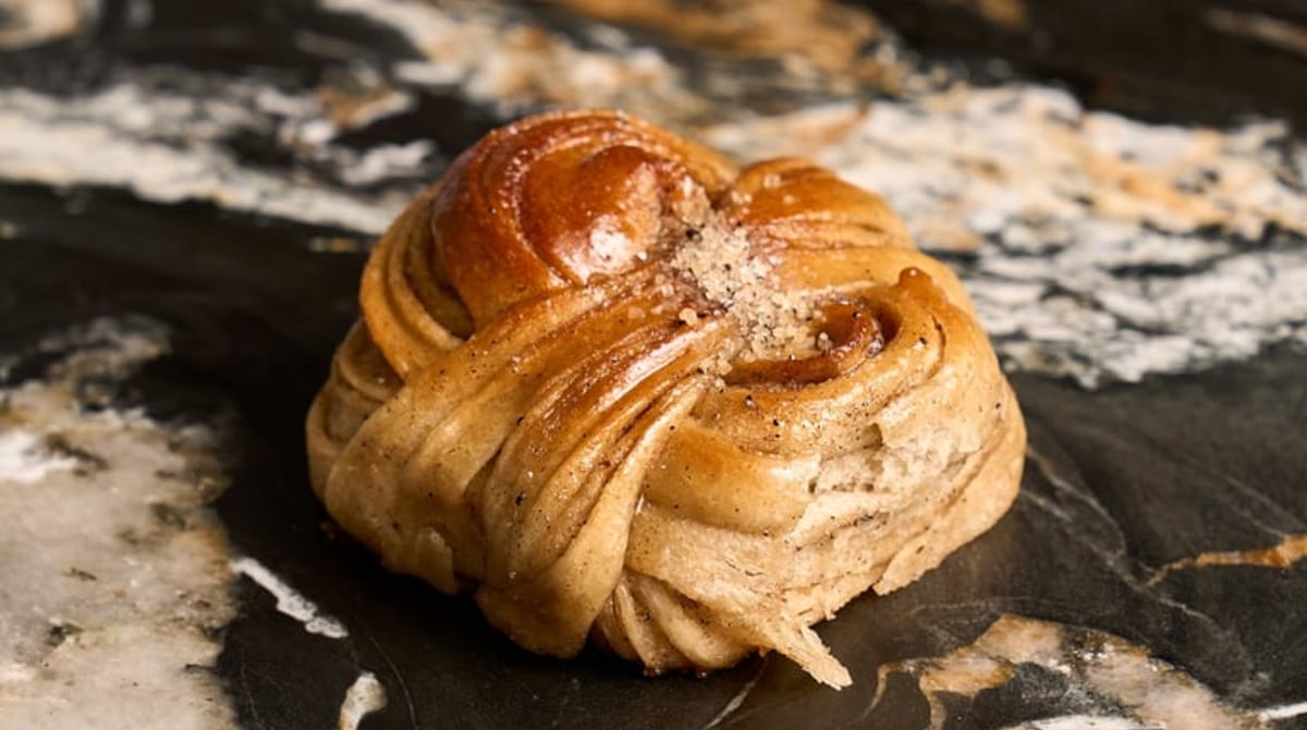 Cardamom Bun von Suuapinga auf dunkler Steinplatte