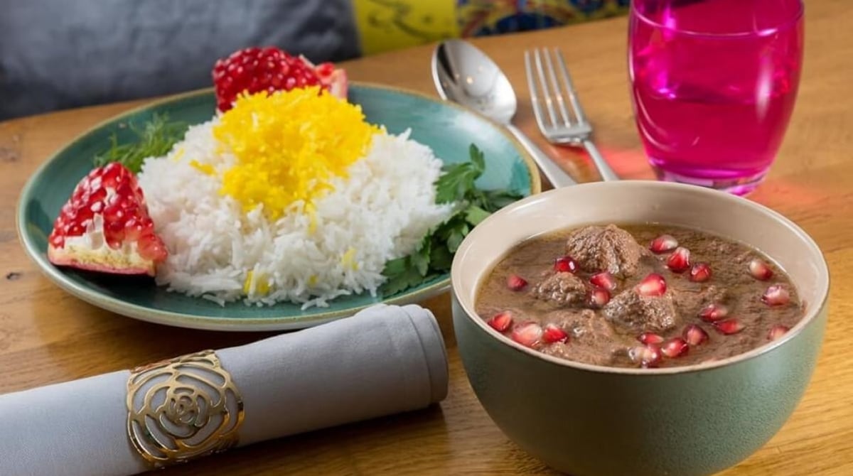 Fesenjan mit Granatapfelkernen und Safranreis im Tahdig