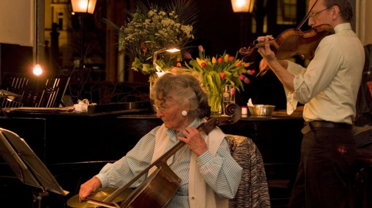 Cellistin und Geiger bei der Livemusik im Café am Beethovenplatz