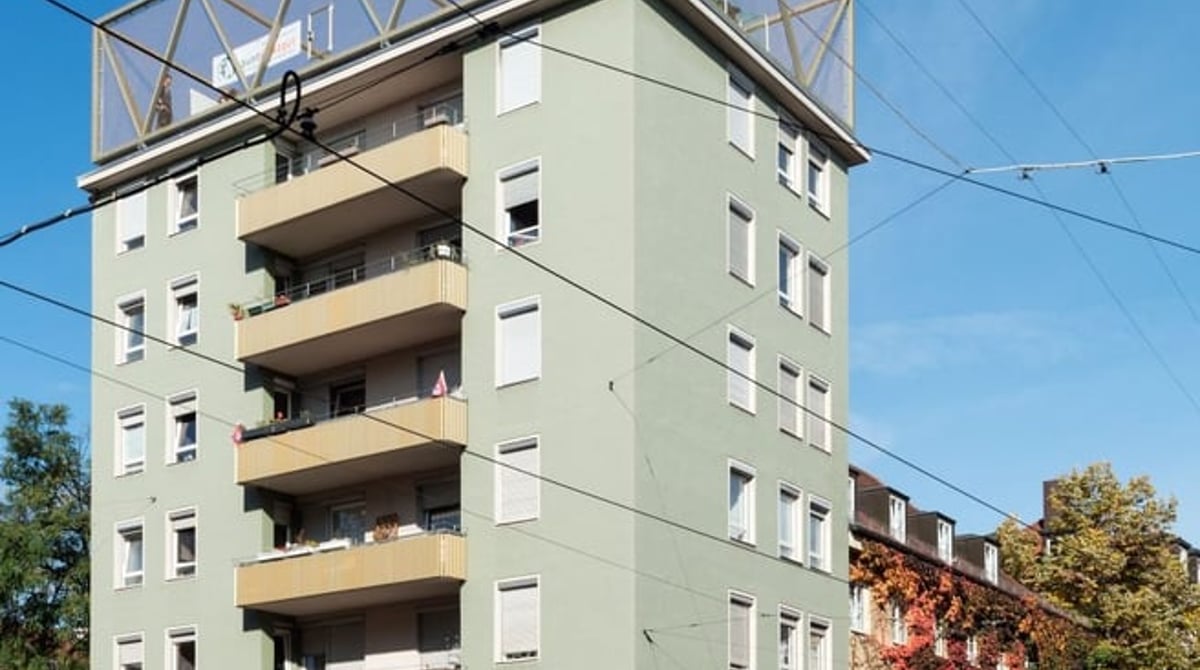 Das Bellevue di Monaco in der Müllerstraße von unten gesehen, mit Sportplatz auf dem Dach