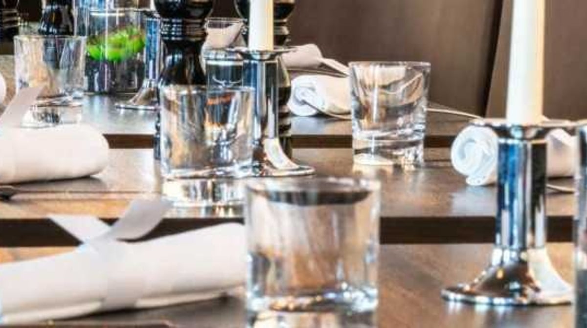 Gedeckter Tisch mit Gläsern sowie Pfeffer- und Salzmühle im Beefroom61