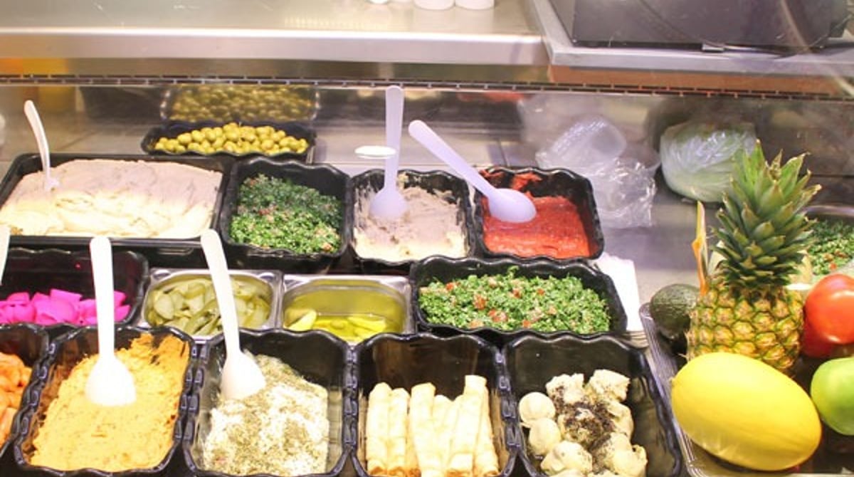 Vorspeisentheke mit Tabuleh, Hummus, Oliven und eingelegtem Gemüse im Sababa