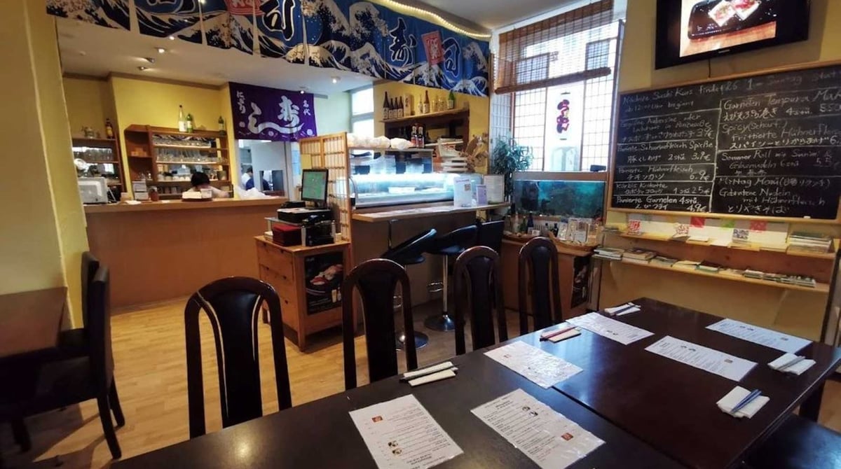 Gastraum des Ohayou mit Theke und Tafel