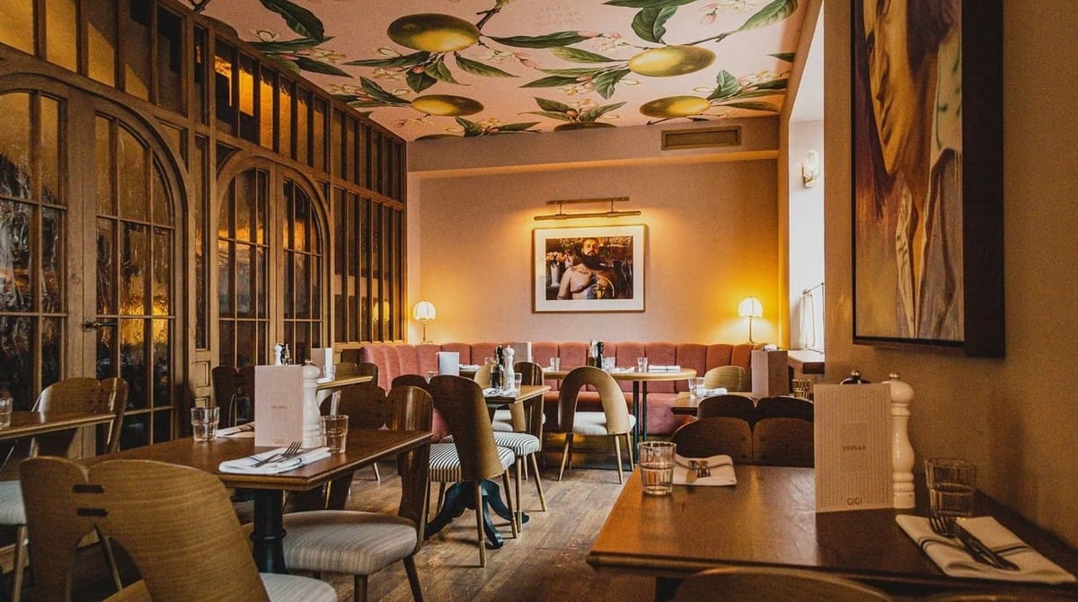 Das Séparée Citronella der Gigi Trattoria mit Zitronenzweigen an der Decke und rosa Sitzbank