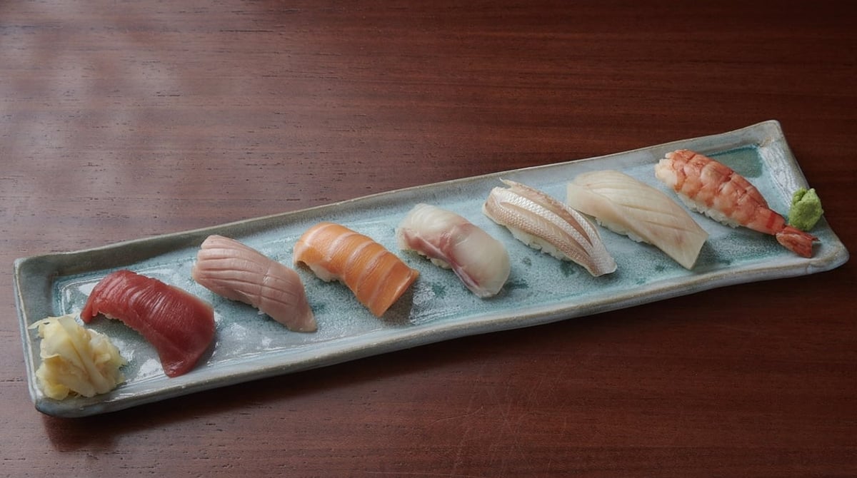 Sieben Nigiri auf einer länglichen Keramikplatte im Restaurant SUSHIYA sansaro in München