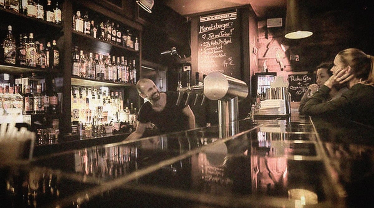 Bar des M.C. Müller mit Flaschenregal, Zapfanlage und Tafel an der Wand