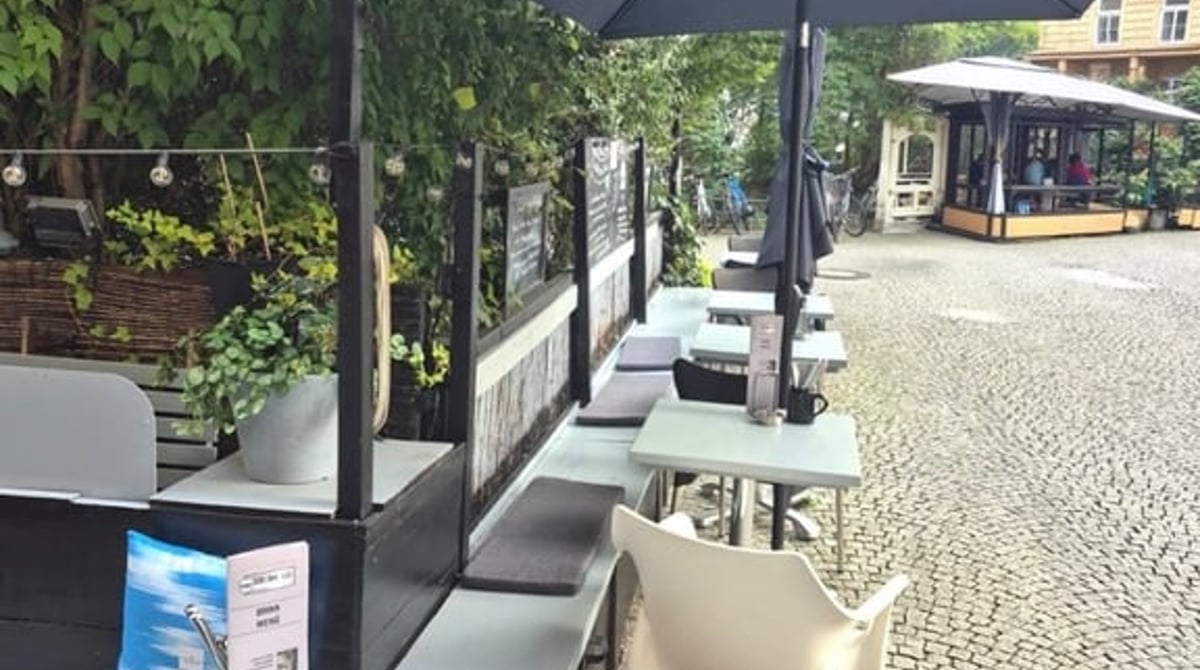 Terrasse des CA-BA-LU mit Tischen und Sonnenschirm am Thierschplatz