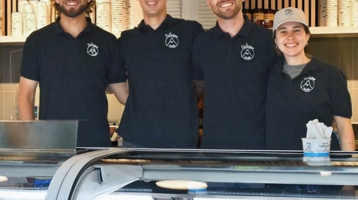 Das Team von Patagon Helados hinter der Eistheke
