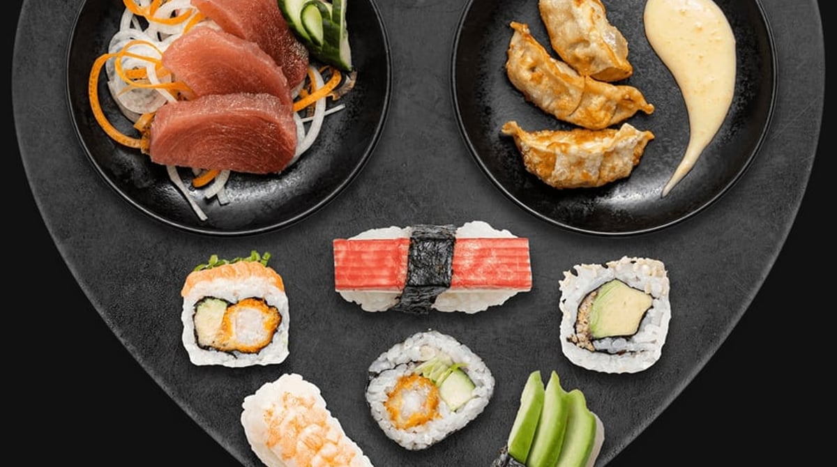 Herzförmige Platte mit Sashimi, Gyoza, Nigiri und Maki