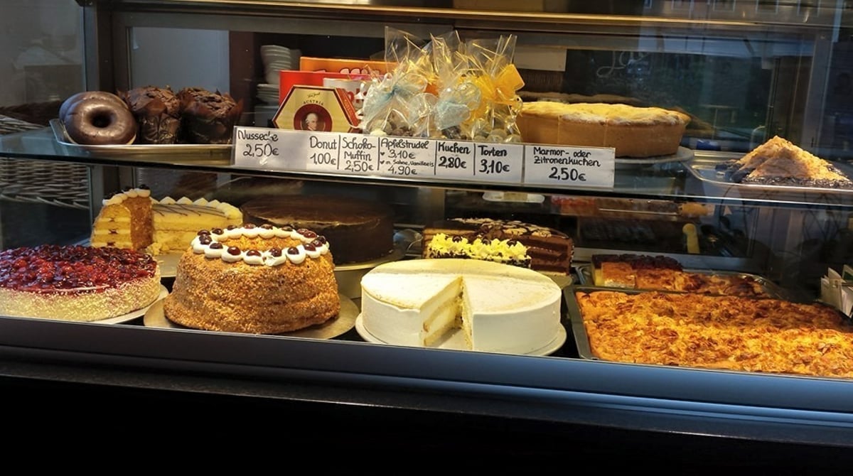 Kuchentheke mit Torten und Blechkuchen im Aubinger Herzl