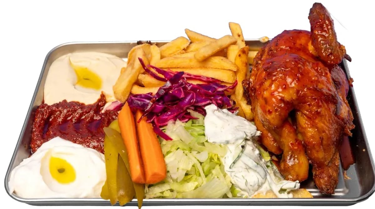 Halbes Hähnchen Chicken Supreme mit Pommes, Salat, Rotkohl und Dips auf einem Metalltablett