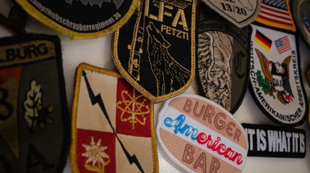 Wand mit Aufnähern und dem Logo der American Burger Bar im Foodtruck