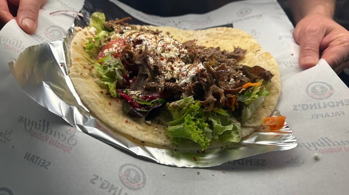 Döner mit Kalbfleisch und Salat im Fladenbrot des Sendling's Spezial Kebap House