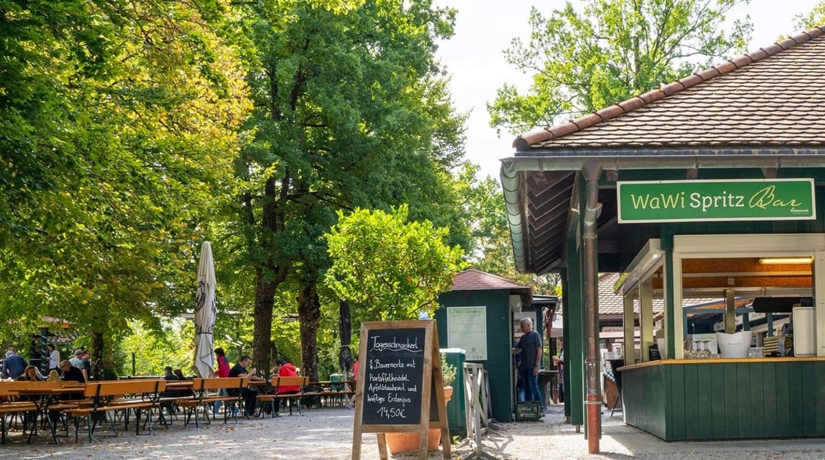 Biergarten mit dem „WaWi Spritz Bar“-Häuschen zwischen hohen Kastanien