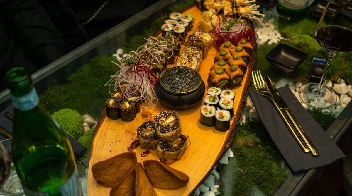 Sushi-Platte in einem Holzboot auf Moos