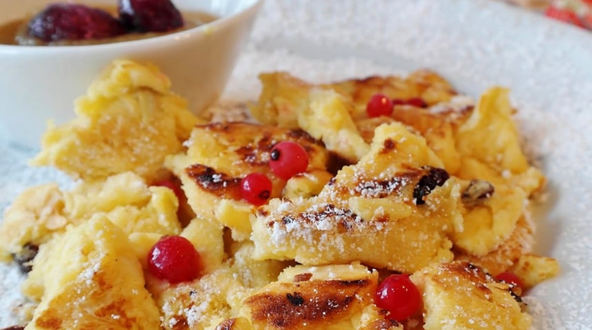 Kaiserschmarrn mit roten Johannisbeeren und Puderzucker