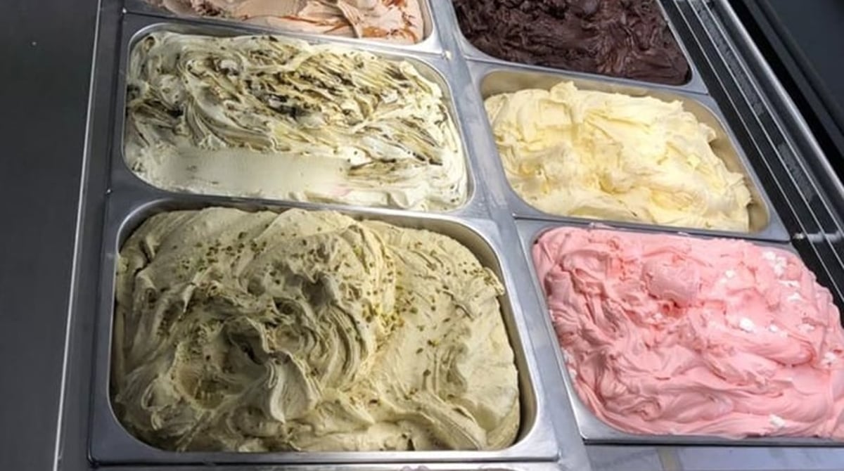 Eistheke bei Jessas mit mehreren Eissorten