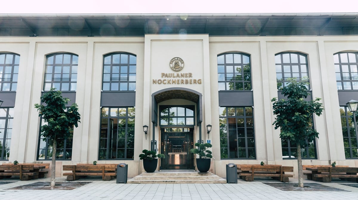 Fassade des Paulaner am Nockherberg an der Hochstraße in der Au