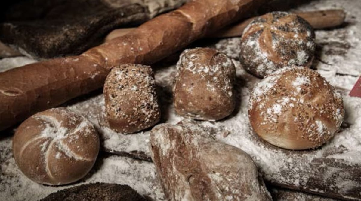 Frische Semmeln und Brötchen mit Mehlstaub