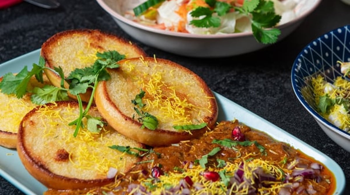 Samosas, Pav Bhaji mit gerösteten Brötchen und ein Glas Chai