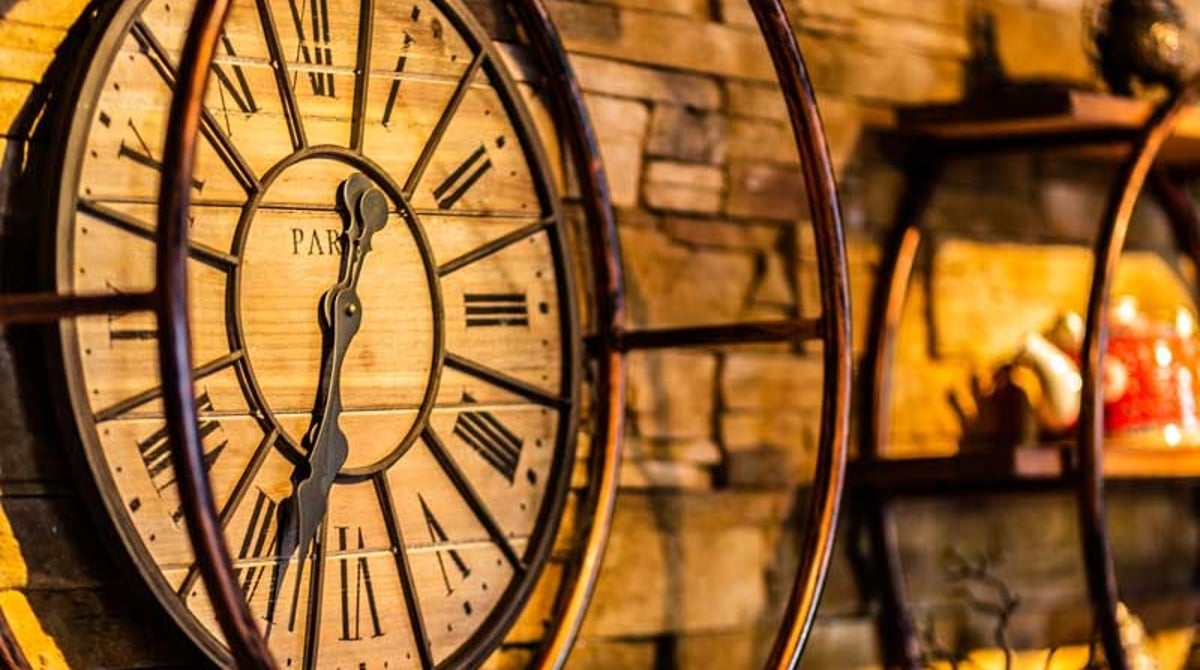 Große Wanduhr in einem Holzregal vor einer Steinwand im Sumi