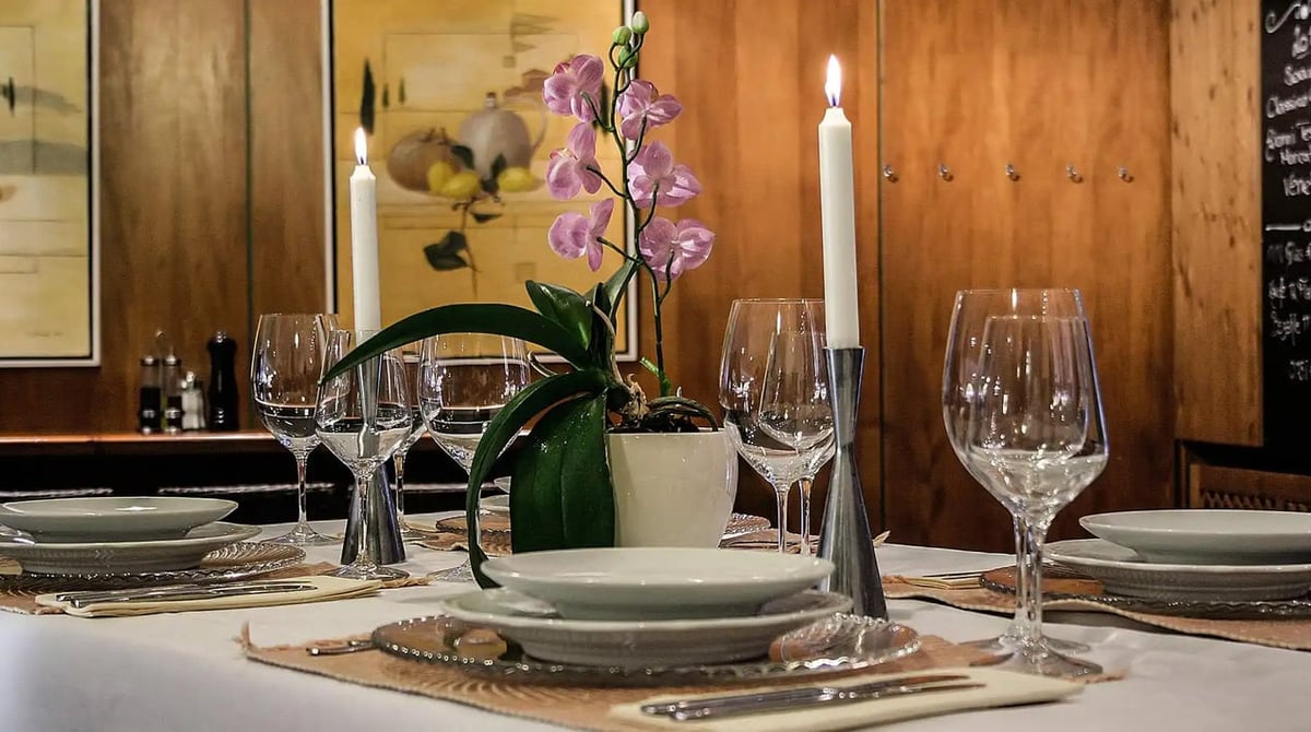 Festlich gedeckte Tafel mit Kerzen und Orchidee im Da Baffo