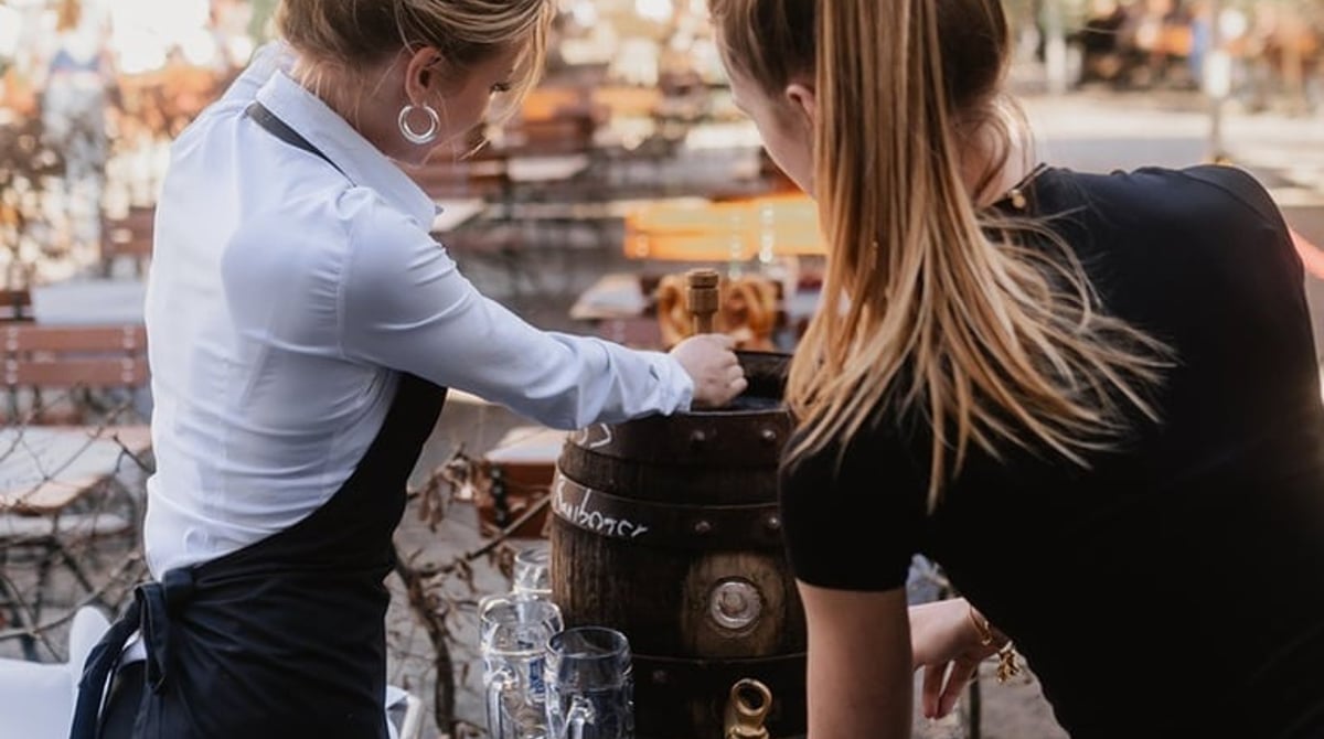 Fassanstich im Biergarten