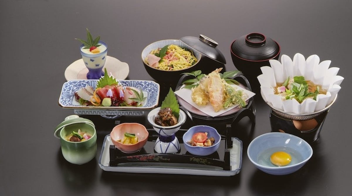 Kaiseki-Menü mit mehreren kleinen Gerichten, serviert im Restaurant sansaro