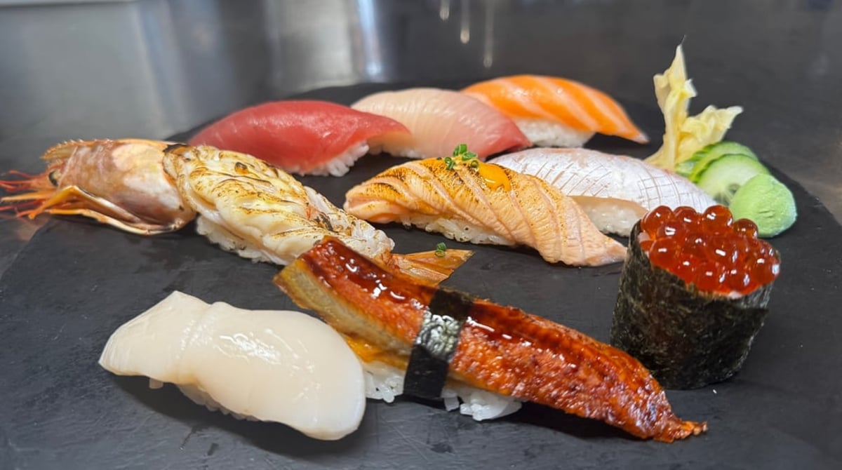Nigiri-Set auf dunkler Schieferplatte im SAM Sushi and Meat in der Maxvorstadt