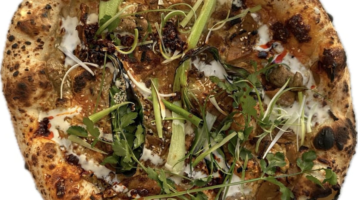 Vegane Pizza mit Frühlingszwiebeln, Pak Choi und frischen Kräutern