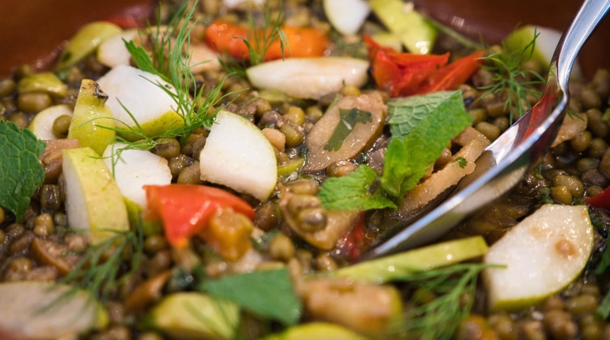 Mungbohnen-Salat mit Birnen und Kräutern im Pera Meze
