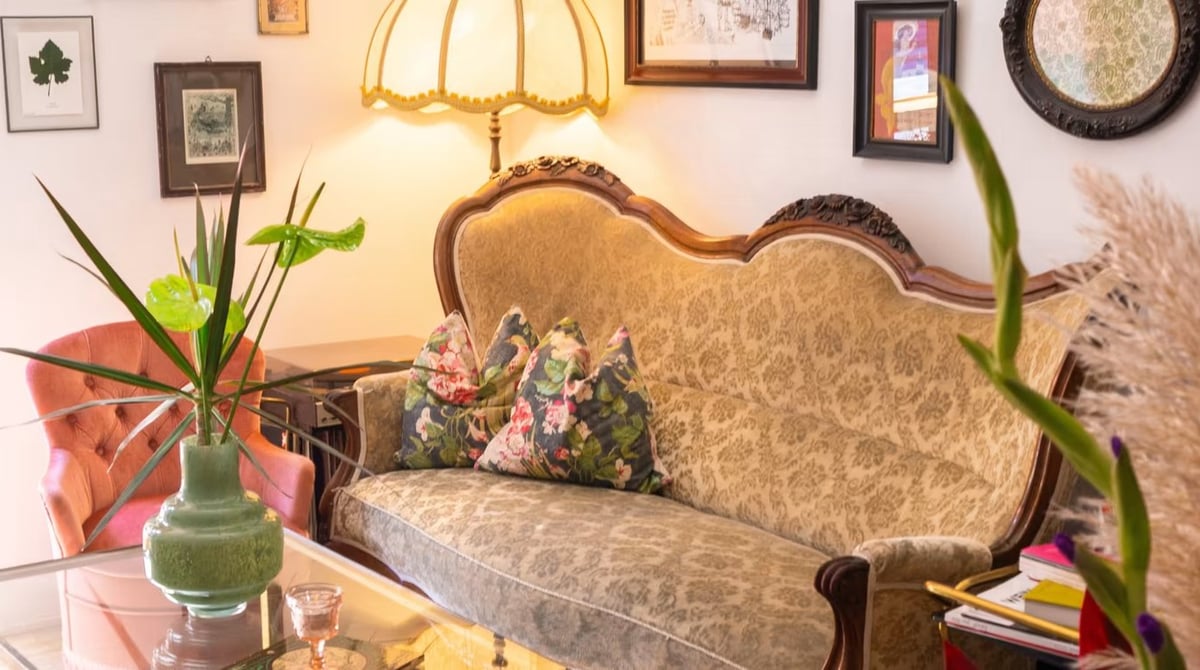 Sofa und Wohnzimmer-Ecke in der Boutique von Champagne Characters