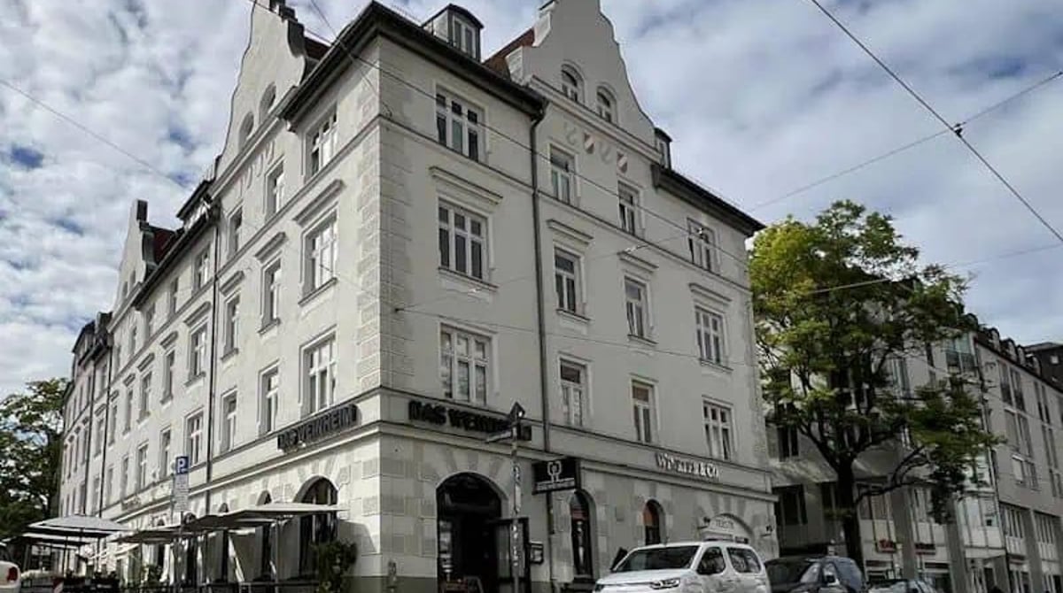 Außenansicht des Weinheims an der Ecke Bauerstraße und Nordendstraße am Kurfürstenplatz in Schwabing