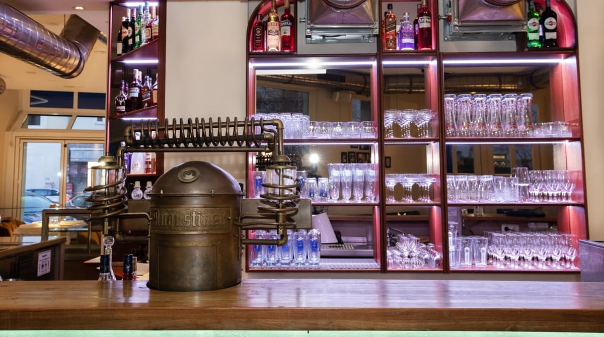 Bar des The Indian Room mit Messing-Zapfhahn und Regalen voller Gläser und Flaschen