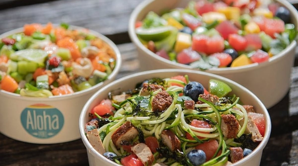 Drei Bowls von Aloha Poke auf einem Holztisch