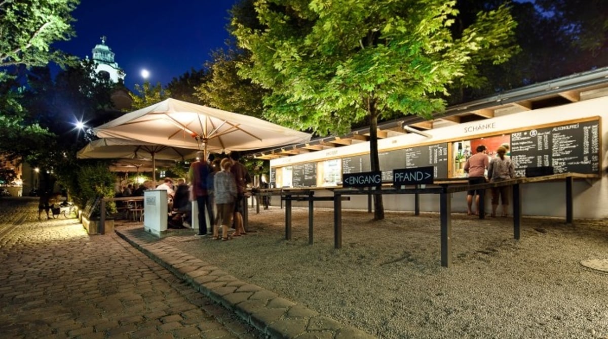 Die Schänke des Biergartens am Abend
