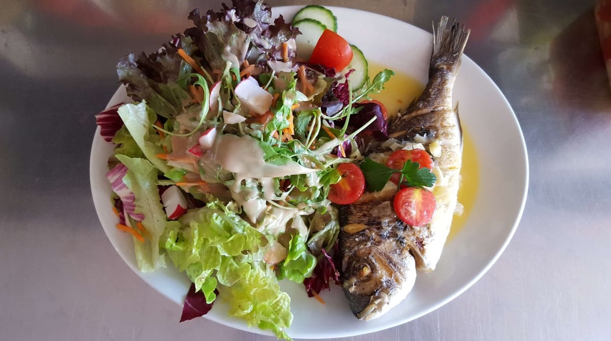 Großer Salatteller mit gegrilltem Fisch