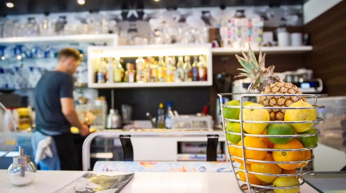 Café-Bereich mit Theke und Obstkorb in der Bayerischen Eismanufaktur
