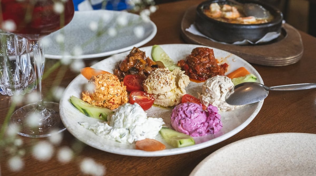 Gemischte Meze-Platte mit Dips, Salaten und Gemüse auf einem Tisch im KeKo in der Münchner Au
